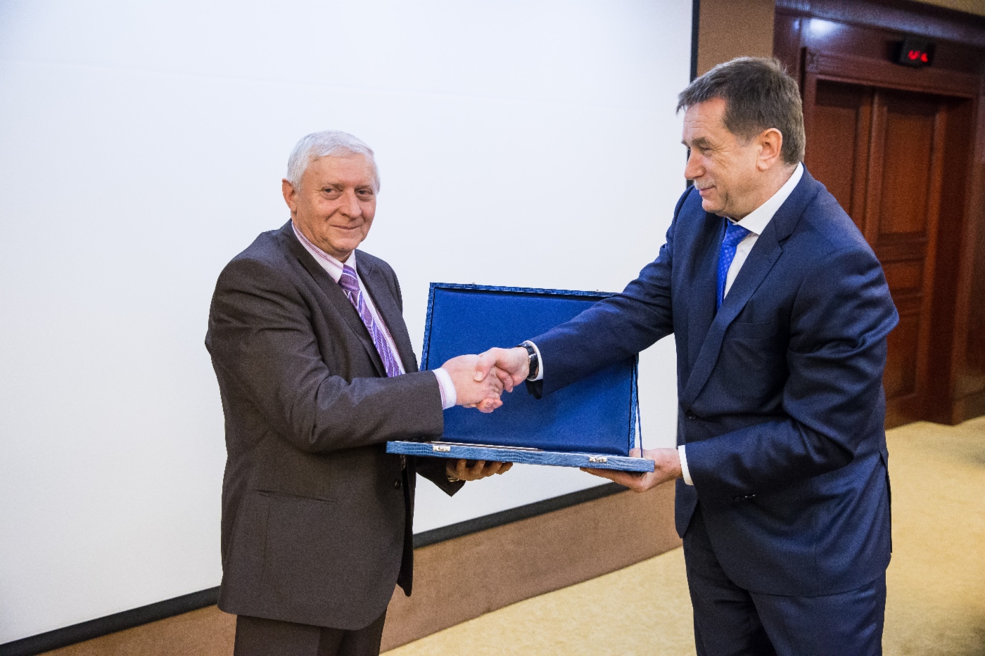 Sergey Khomyakov (rechts) gratulierte Vladimir Averkov , stellvertretender Chefingenieur für Betrieb der Verwaltung Uralavtogaz der Niederlassung von OOO Gazprom Transgaz Yekaterinburg zur Preisverleihung