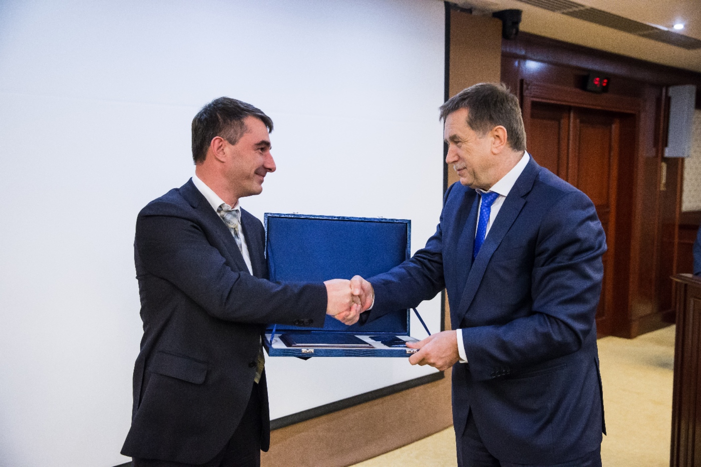 Sergey Khomyakov (rechts) gratulierte Eduard Gaidt, Leiter der Verwaltung Uralavtogaz der Niederlassung von OOO Gazprom Transgaz Yekaterinburg, zur Preisverleihung
