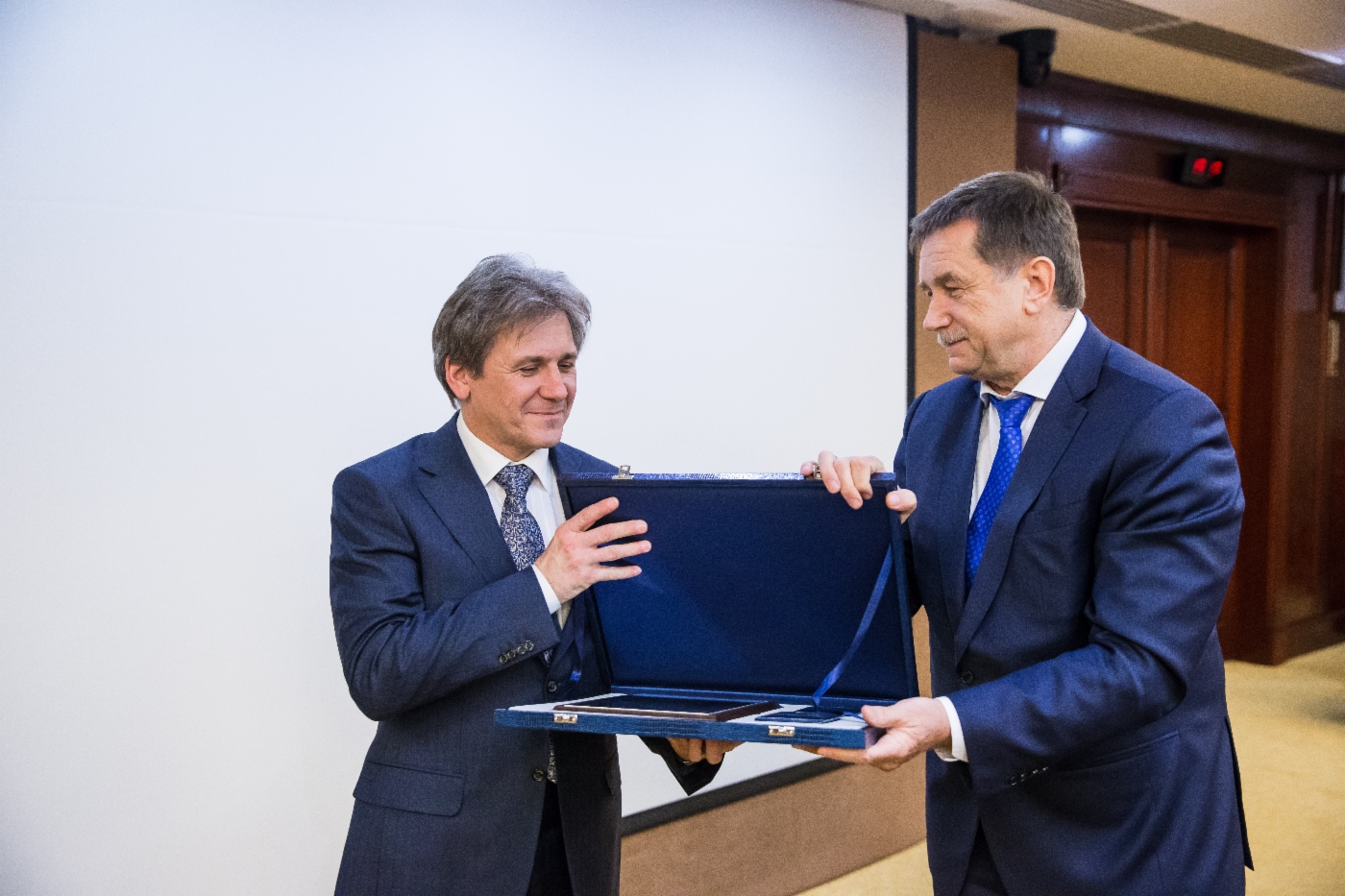 Sergey Khomyakov (rechts) gratulierte Oleg Mishin, Leiter des Bereichs Planung und Entwicklung des Engineering-Zentrums der Niederlassung von OOO Gazprom Transgaz  Yekaterinburg, zur Preisverleihung