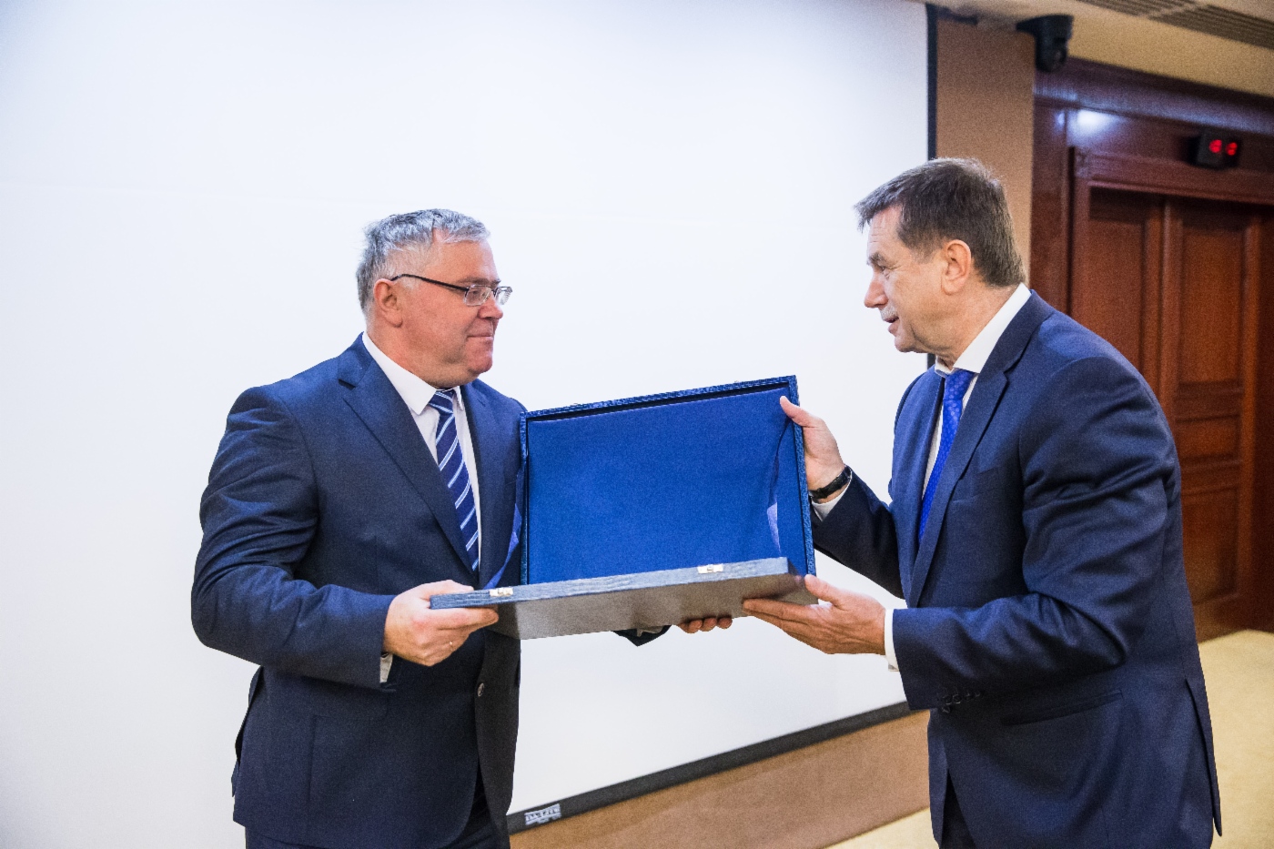 Sergey Khomyakov (rechts) gratulierte Nikolai Popov, Chefingenieur und erster Stellvertreter des Leiters der Verwaltung Uralavtogaz der Niederlassung von OOO Gazprom Transgaz  Yekaterinburg, zur Preisverleihung