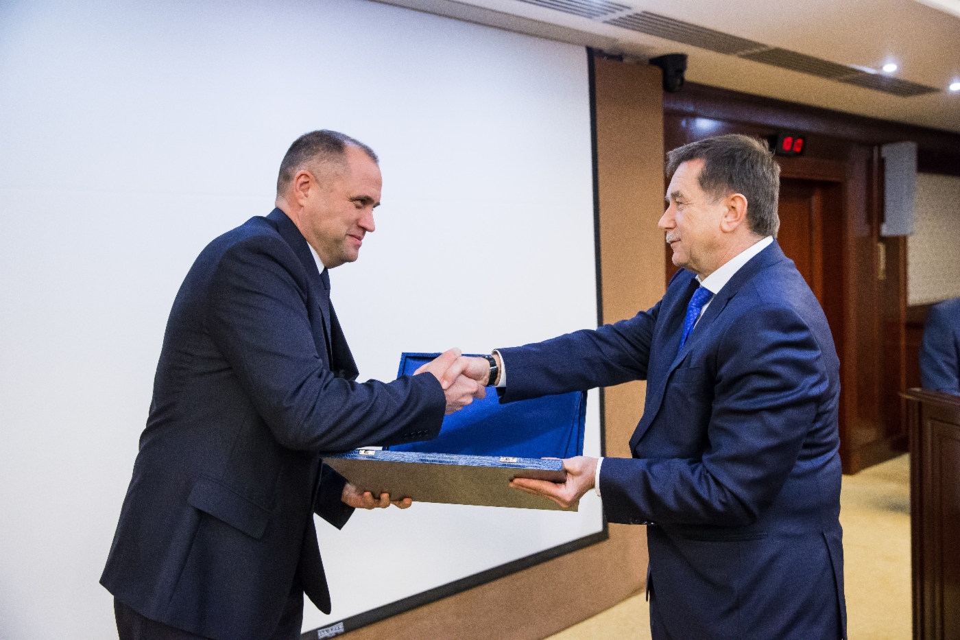 Sergey Khomyakov (rechts) gratulierte Mikhail Chiryatev , Chefingenieur der Verwaltung Reparaturen, Rehabilitierung und Bau von Grundfonds der Niederlassung von OOO Gazprom Transgaz  Yekaterinburg, zur Preisverleihung