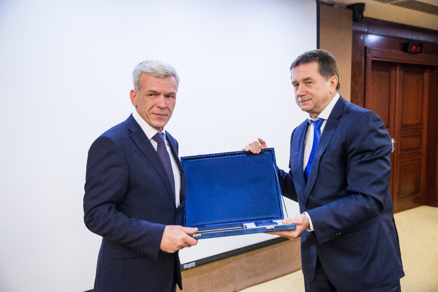 Sergey Khomyakov (rechts) gratulierte Sergey Shikov, Leiter der Technischen Abteilung der OOO Gazprom Transgaz Yekaterinburg, zur Preisverleihung