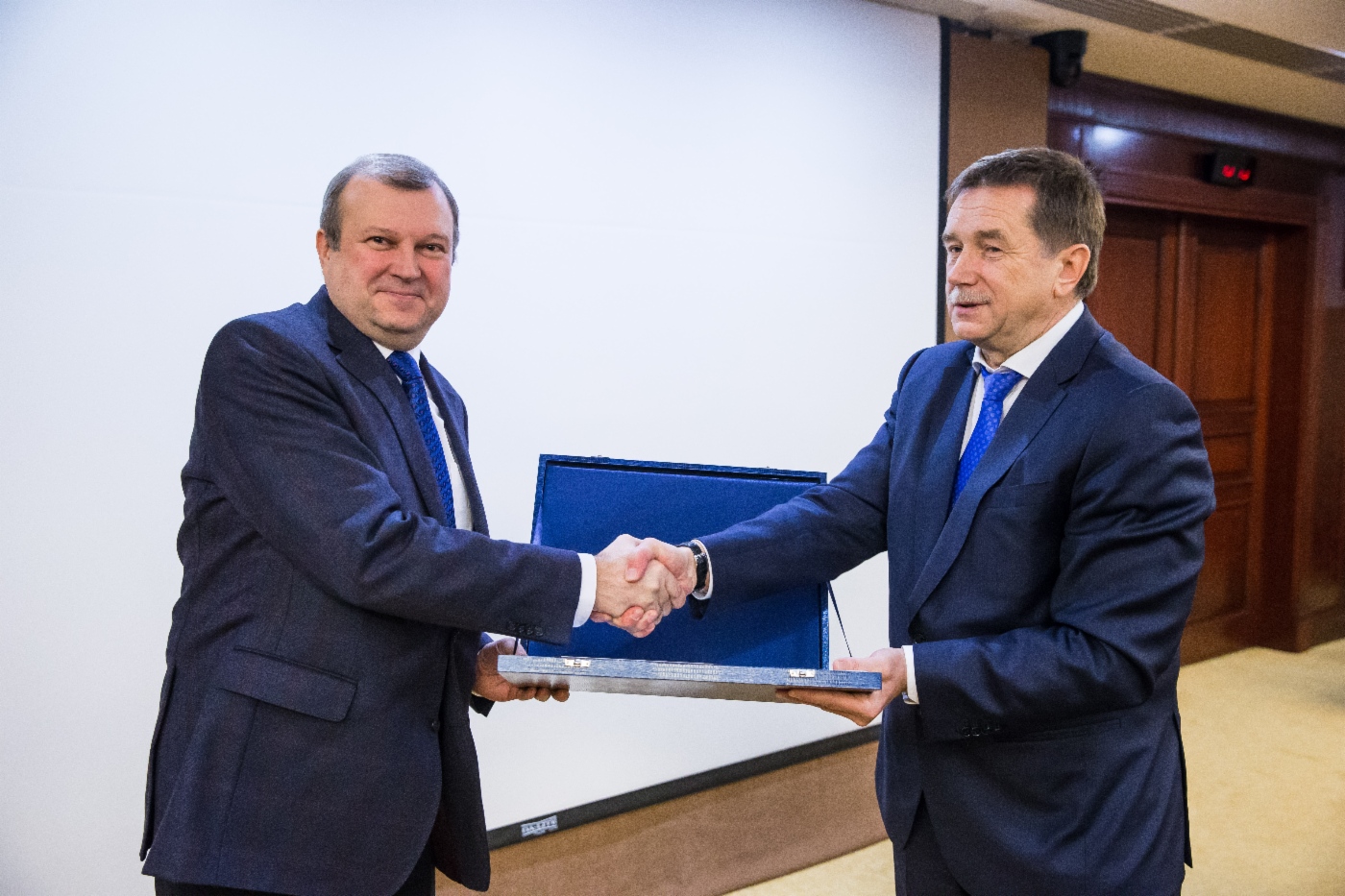 Sergey Khomyakov (rechts) gratulierte Valery Matyushechkin, stellvertretender Leiter des Departments Transport, Untertagespeicherung und Verwendung von Erdgas und Leiter der Verwaltung Betrieb von Gasverteilerstationen und Objekten der Gaswirtschaft der OAO Gazprom, zur Preisverleihung