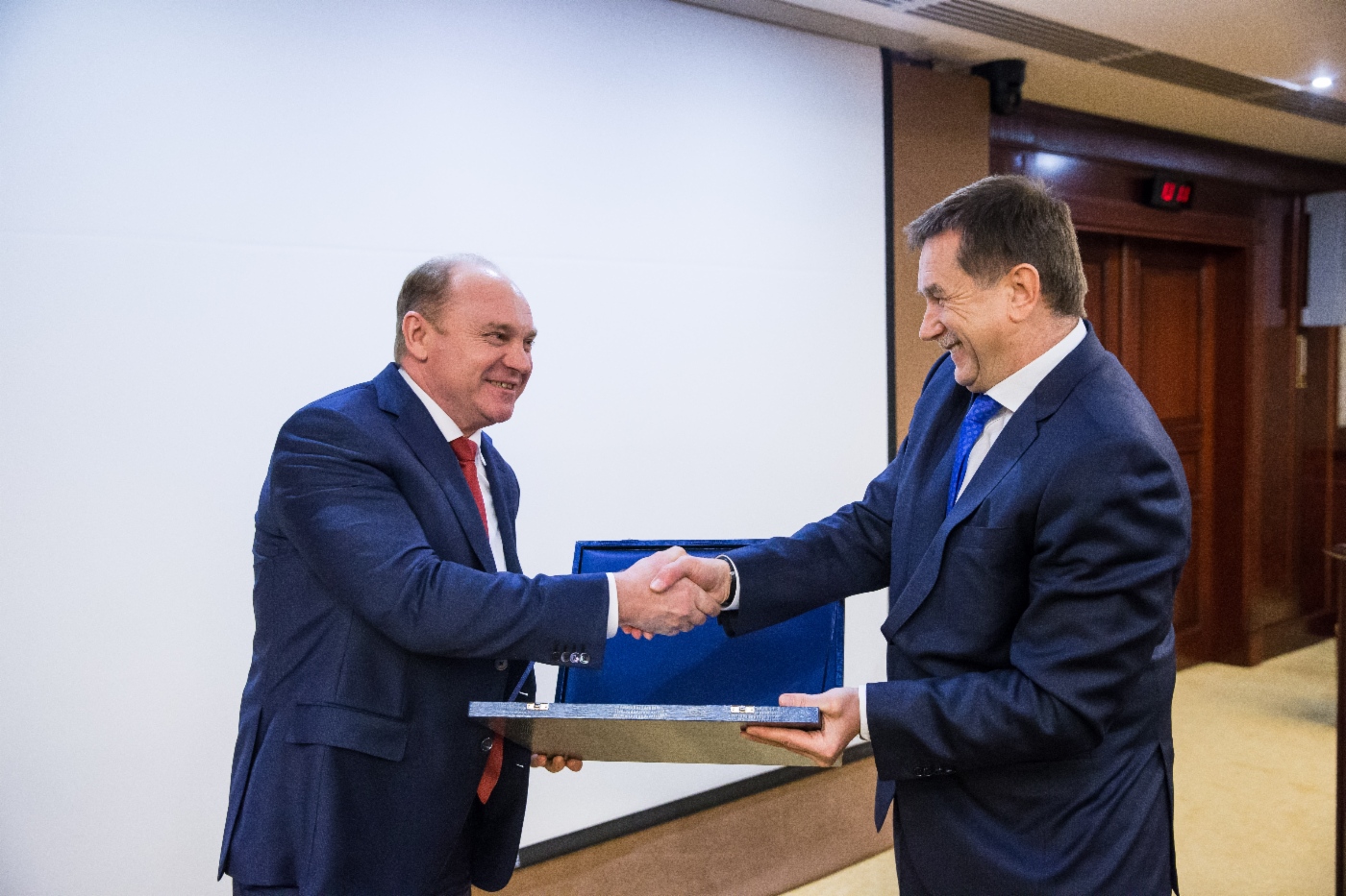 Sergey Khomyakov (rechts) gratulierte Pyotr Sozonov, Generaldirektor der OOO Gazprom Transgaz Yugorsk, zur Preisverleihung