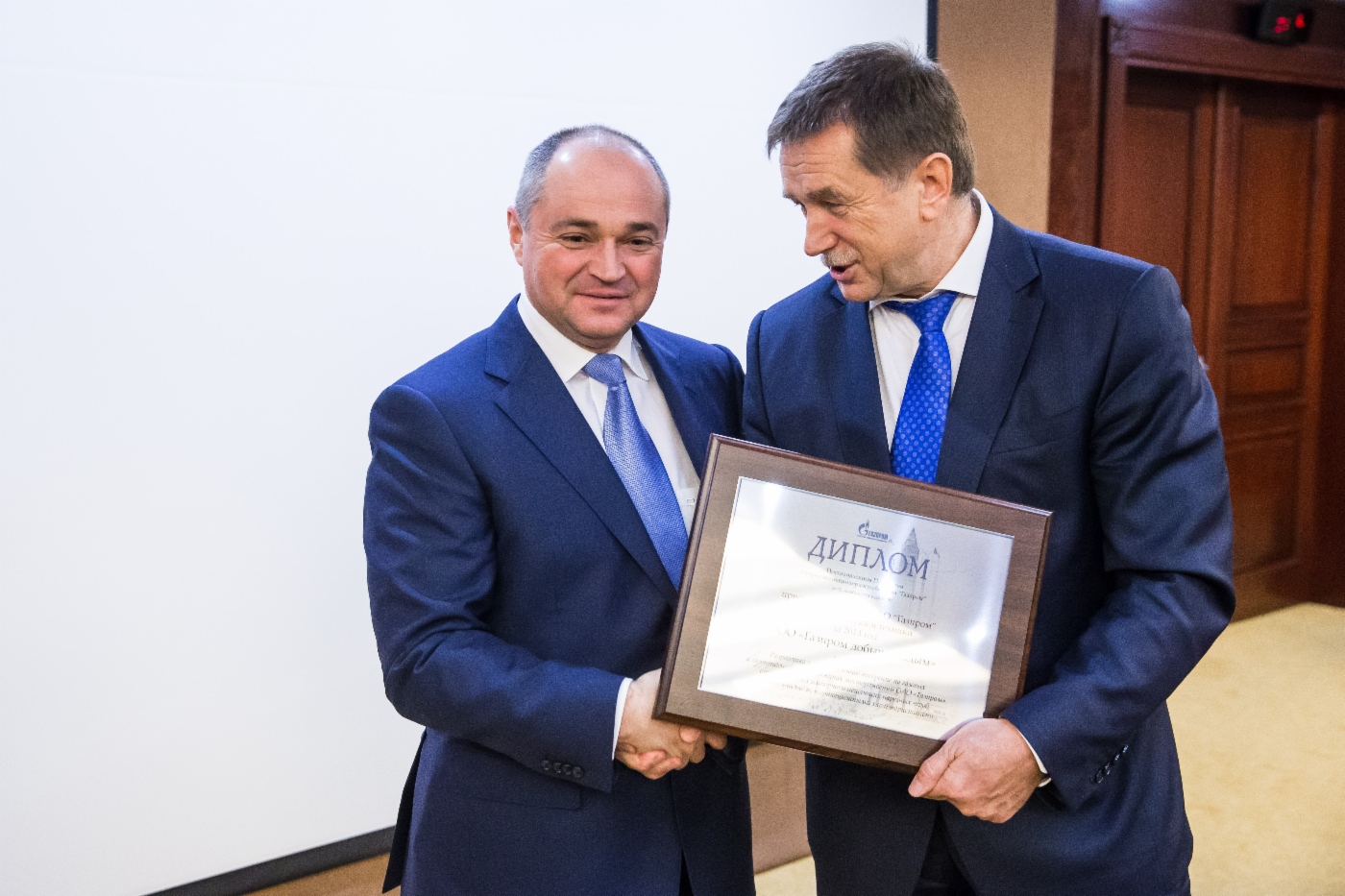 Sergey Khomyakov (rechts) gratulierte Sergey Menshikov, Generaldirektor der OOO Gazprom Dobycha Nadym, zur Preisverleihung