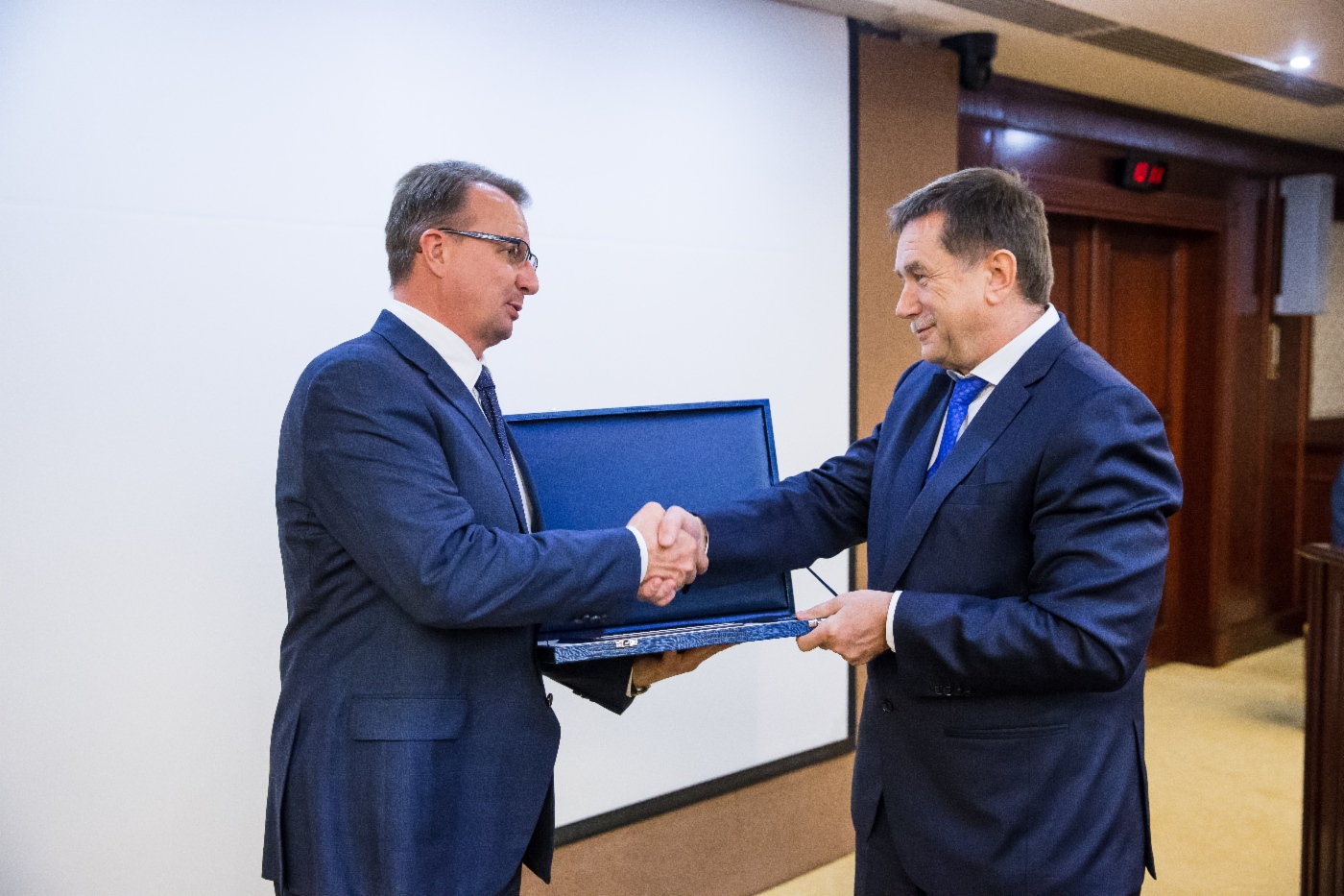 Sergey Khomyakov (rechts) gratulierte Vsevolod Cherepanov, Mitglied des Vorstands und Leiter des Departments Erdgas-, Gaskondensat und Erdölförderung der OAO Gazprom, als Leiter des Projekts Entwicklung und industrielle Anwendung einheimischer importersetzender Gewinderohre mit verbesserten Betriebscharakteristiken in Gas- und Gaskondensat-Bohrungen der OAO Gazprom zur Preisverleihung