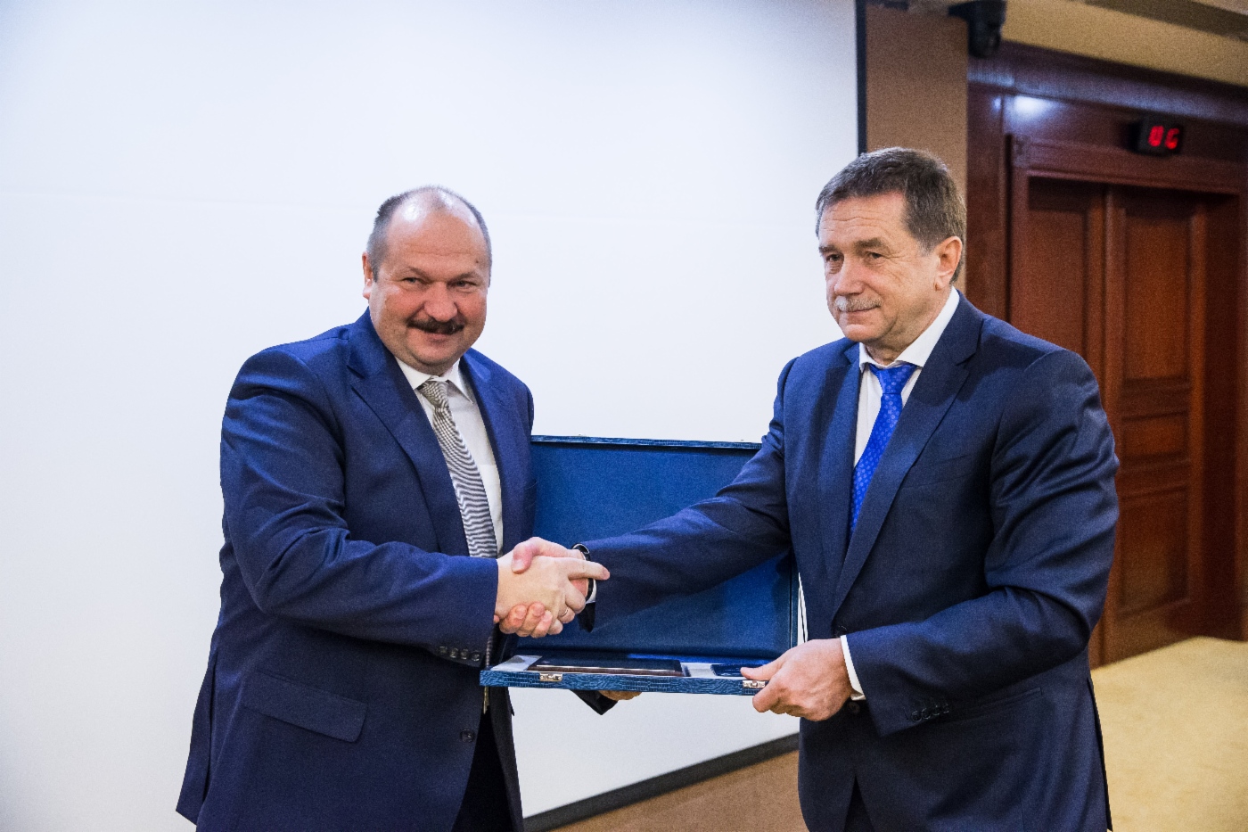 Sergey Khomyakov (rechts) gratulierte Igor Kolchanov, Stellvertreter des Generaldirektors für Reparaturen und Investbau der OOO Gazprom Dobycha Nadym, zur Preisverleihung