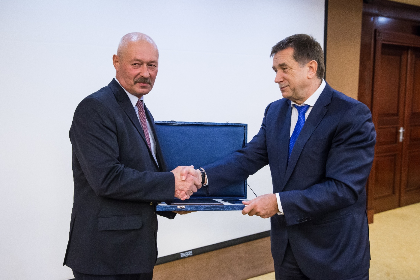 Sergey Khomyakov (rechts) gratulierte Andrey Arabey, Leiter der Abteilung Wissenschaftlich-technische Information und Prognosen des Departments für perspektivische Entwicklung der OAO Gazprom, zur Preisverleihung