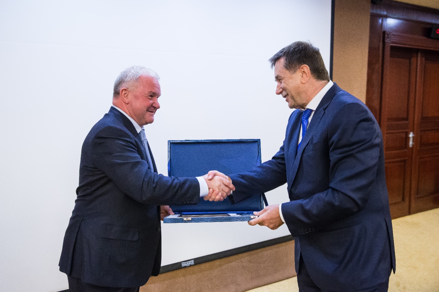 Sergey Khomyakov (rechts) gratulierte Nail Gafarov, zur Zeit der Projektrealisierung stellvertretender Leiter des Departments Erdgas-, Gaskondensat und Erdölförderung der OAO Gazprom, zur Preisverleihung