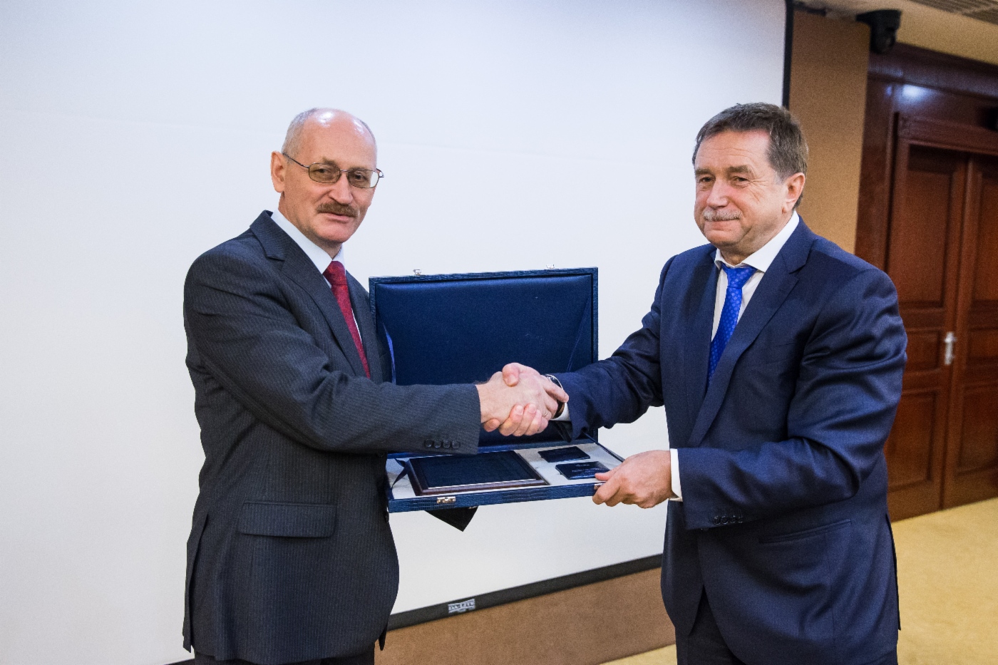 Sergey Khomyakov (rechts) gratulierte Boris Erekhinsky, Cheftechnologe der Abteilung Sondenausbeutung, Diagnostizierung und Reparatur von Förderobjekten des Departments Erdgas-, Gaskondensat und Erdölförderung der OAO Gazprom, zur Preisverleihung