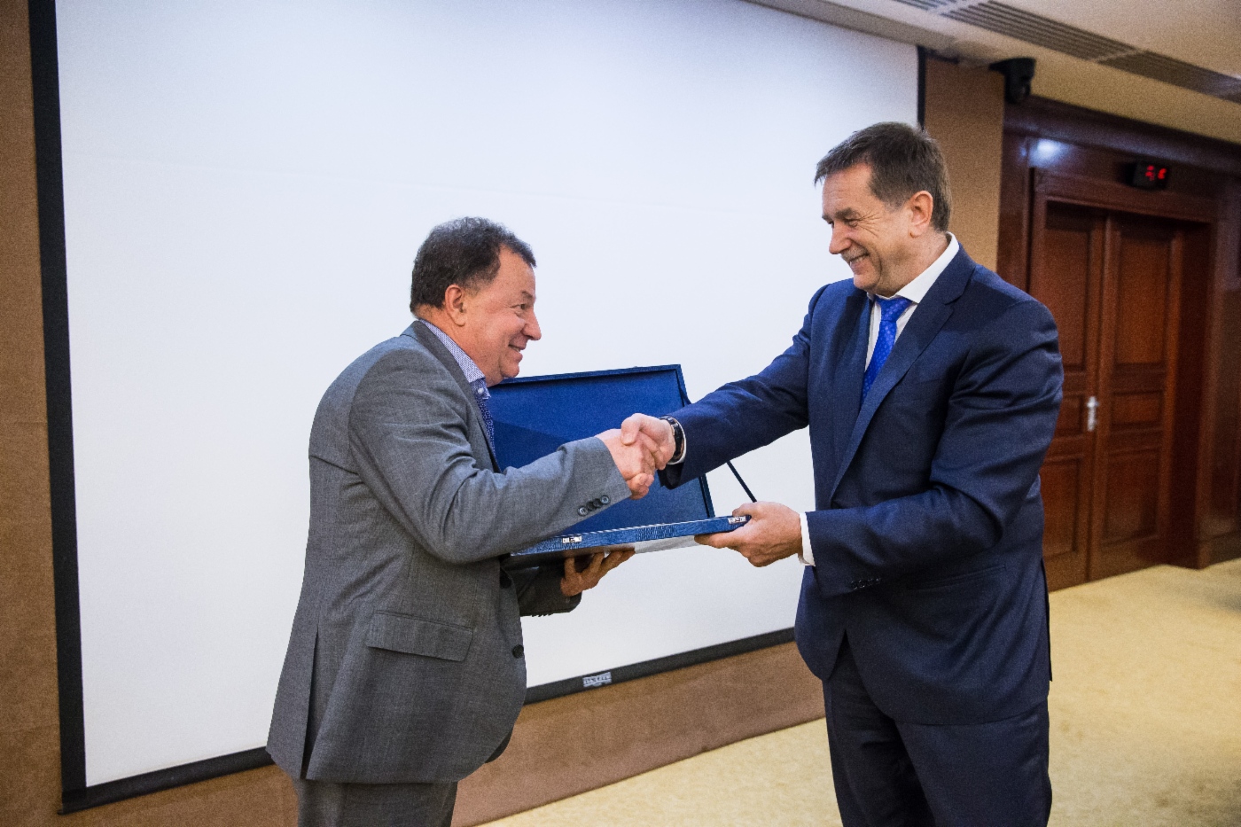 Sergey Khomyakov (rechts) gratulierte Vladimir Chernukhin, Cheftechnologe der Abteilung Verfahrenstechnik des Departments Erdgas-, Gaskondensat und Erdölförderung der OAO Gazprom, zur Preisverleihung