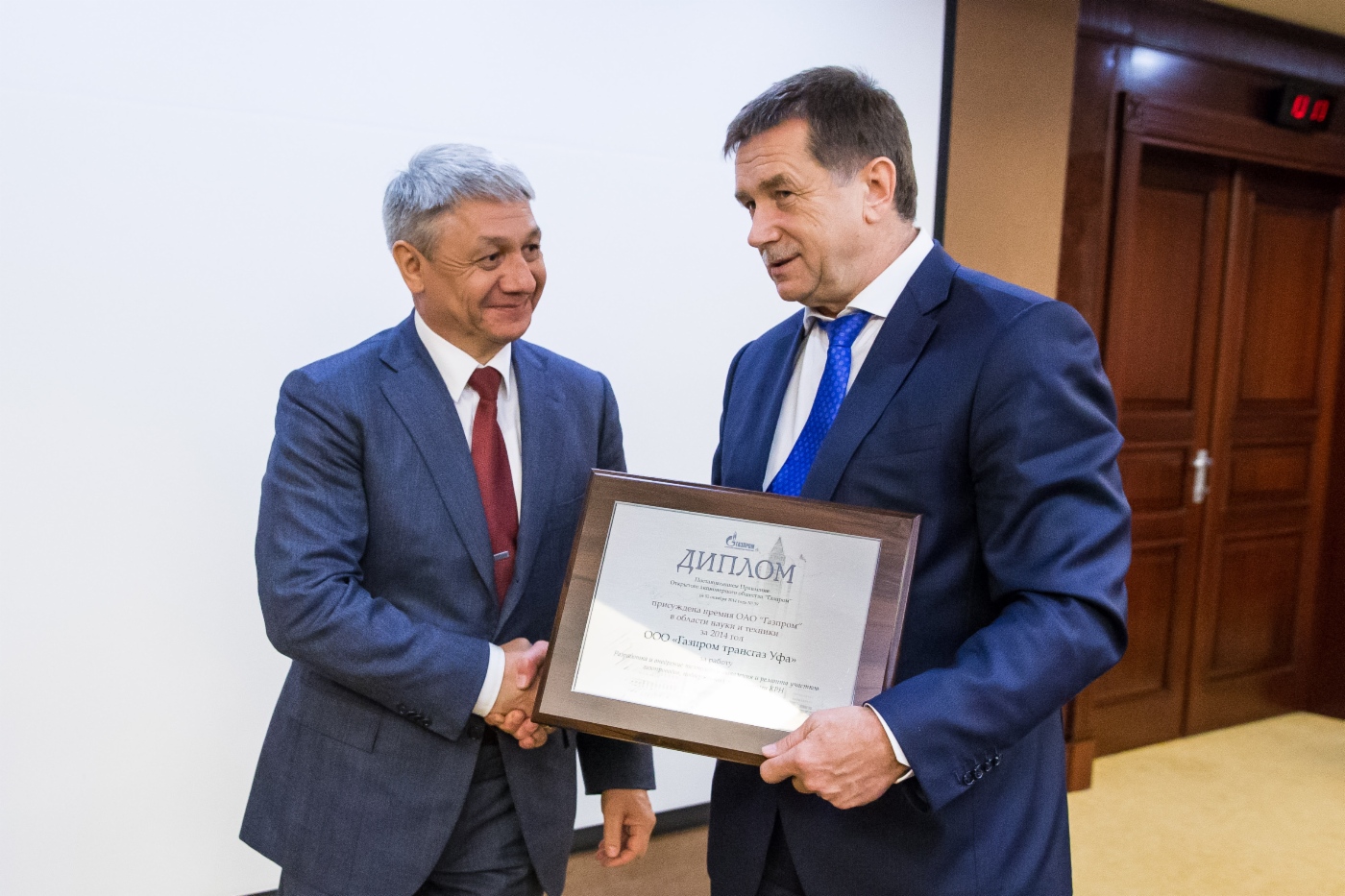 Sergey Khomyakov (rechts) gratulierte Shamil Sharipov, Generaldirektor der OOO Gazprom Transgaz Ufa, als Leiter des Projekts Entwicklung und Implementierung einer Technologie zur Ermittlung und Reparatur durch transversale korrosive Spannungsrissigkeit betroffener Pipelinesegmente zur Preisverleihung