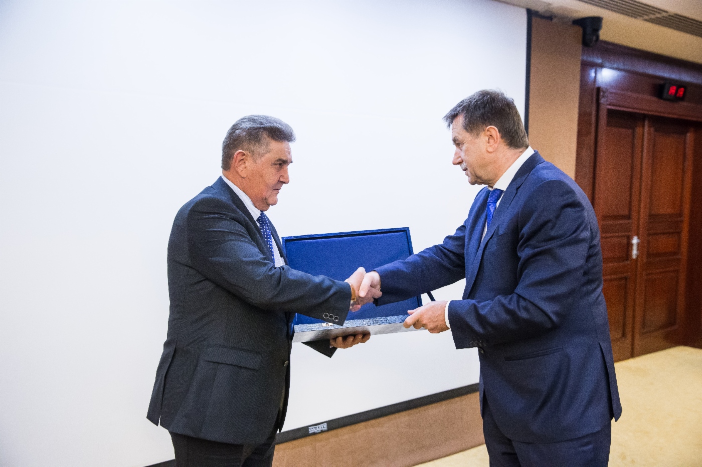 Sergey Khomyakov (rechts) gratulierte Galey Masitov, zur Zeit der Projektrealisierung Leiter der Verwaltung Havarie- und Wiederaufbauarbeiten der OOO Gazprom Transgaz Ufa, zur Preisverleihung