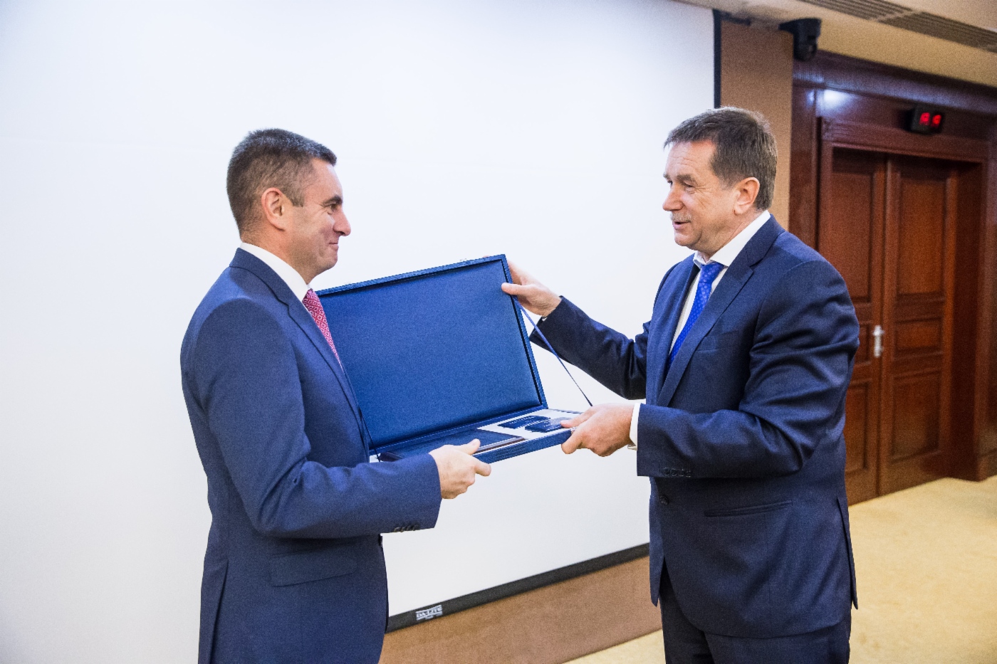 Sergey Khomyakov (rechts) gratulierte Rustem Usmanov , Stellvertreter des Generaldirektors und Chefingenieur der OOO Gazprom Transgaz Ufa, zur Preisverleihung