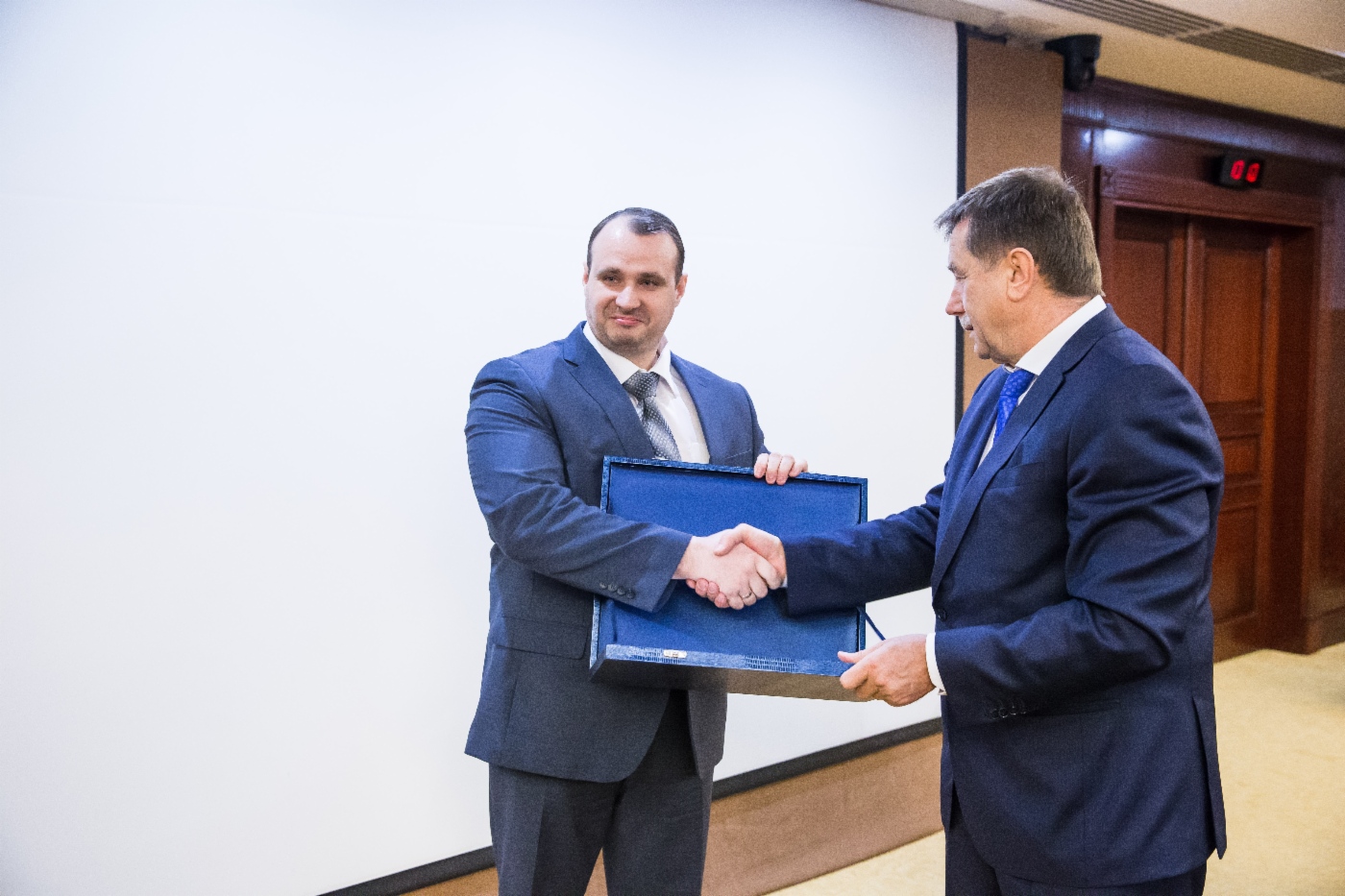 Sergey Khomyakov (rechts) gratulierte Mikhail Chuchkalov, Leiter der Technischen Abteilung der OOO Gazprom Transgaz Ufa, zur Preisverleihung