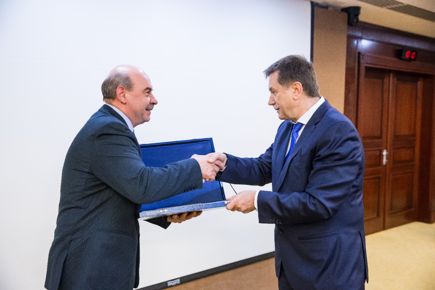 Sergey Khomyakov (rechts) gratulierte Sergey Vaulin, Leiter des Labors für Fehlerbewertung der ZAO NPO Spetsneftegaz, zur Preisverleihung