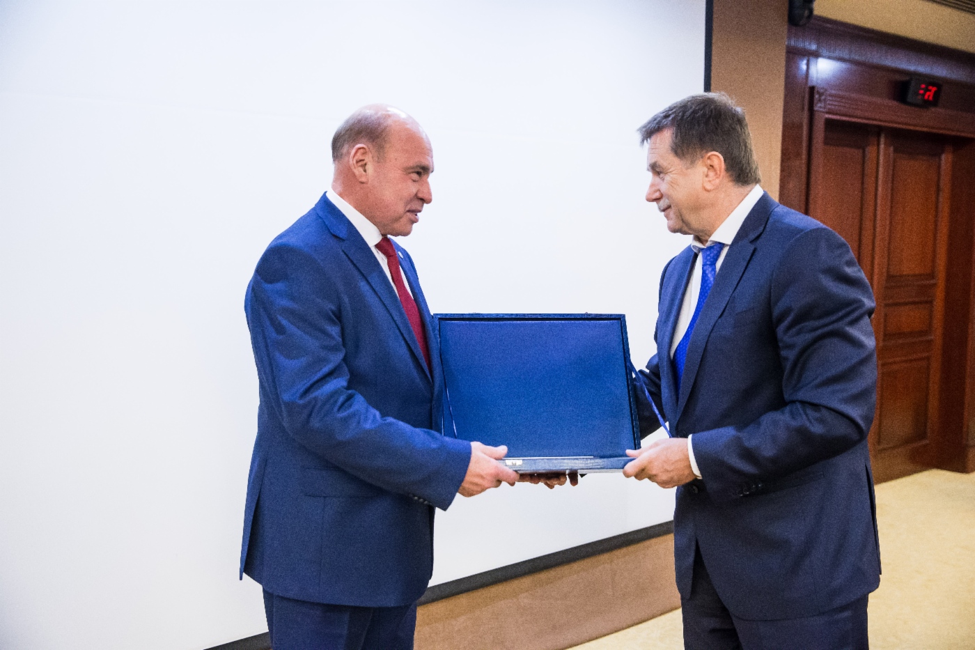 Sergey Khomyakov (rechts) gratulierte Nasar Hallyev, Berater des Generaldirektors für Forschung der OAO Orgenergogaz, zur Preisverleihung