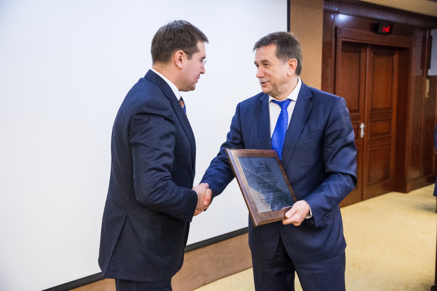 Sergey Khomyakov (rechts) gratulierte Alexander Gaivoronsky, Generaldirektor der OOO Gazprom Transgaz Ukhta, zur Preisverleihung