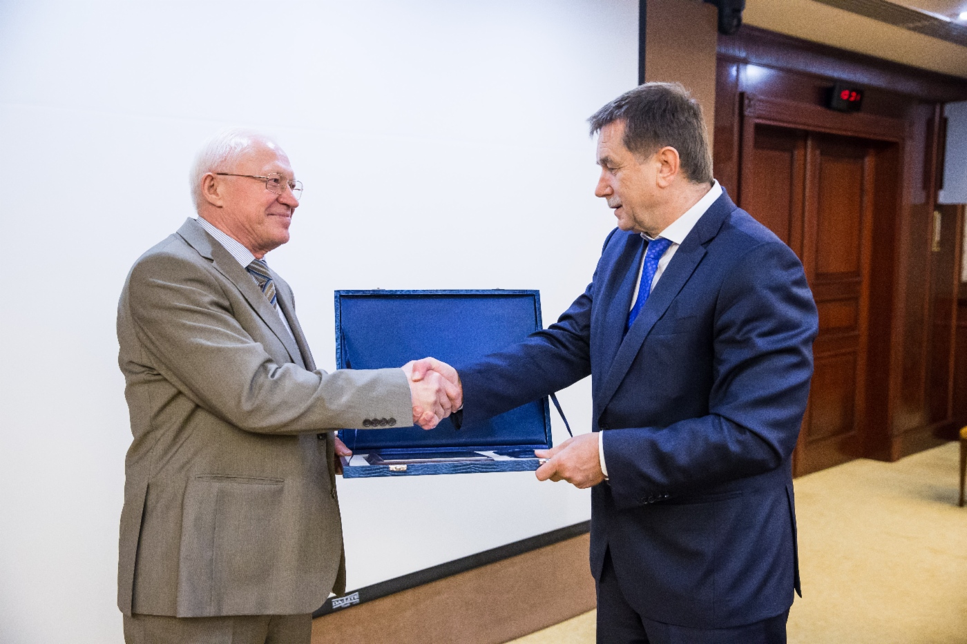 Sergey Khomyakov (rechts) gratulierte Anatoly Yakovlev, zur Zeit der Projektrealisierung Chefingenieur und erster Stellvertreter des Generaldirektors der OOO Gazprom Transgaz Ukhta, zur Preisverleihung