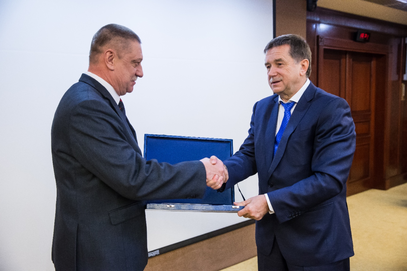 Sergey Khomyakov (rechts) gratulierte Sergey Alennikov, Leiter der technischen Abteilung der OOO Gazprom Transgaz Ukhta, zur Preisverleihung