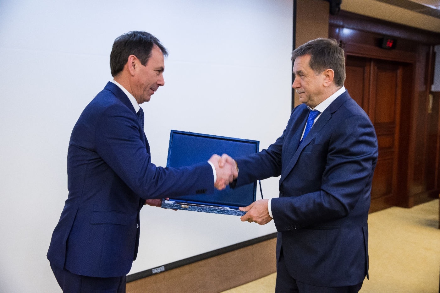 Sergey Khomyakov (rechts) gratulierte Sergey Romanstov, Leiter der Produktionsabteilung Betrieb der Ferngasleitungen der OOO Gazprom Transgaz Ukhta, zur Preisverleihung