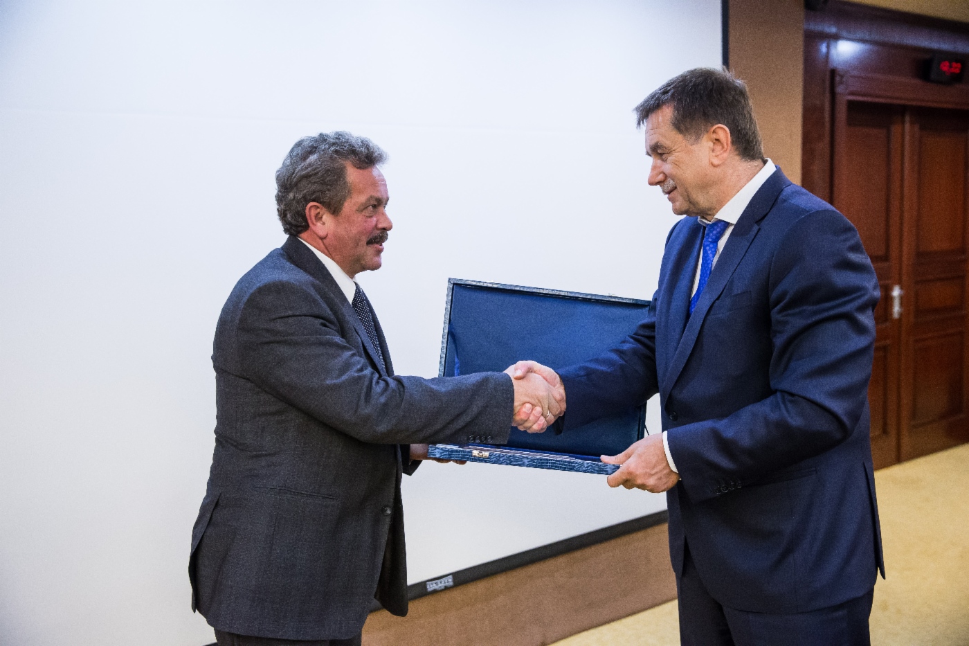 Sergey Khomyakov (rechts) gratulierte Alexander Kolotovsky, stellvertretender Verwaltungsleiter und Leiter der Abteilung Betrieb der Ferngas- und Kondensatleitungen des Departments Transport, Untertagespeicherung und Verwendung von Erdgas der OAO Gazprom, zur Preisverleihung