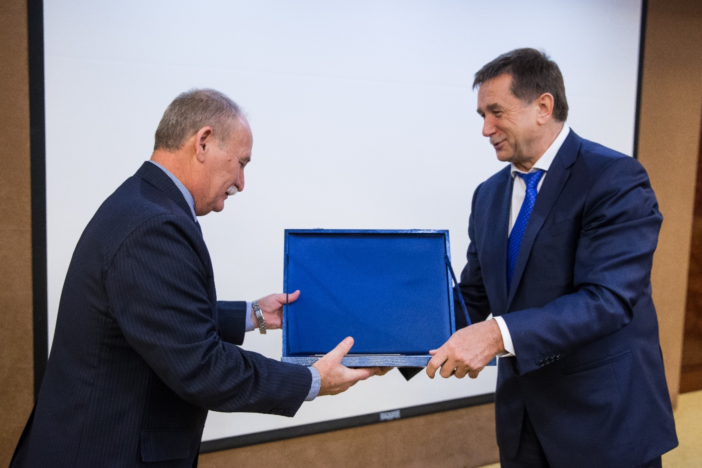 Sergey Khomyakov (rechts) gratulierte Vladimir Danilov, amtierender Direktor der Filiale Uchta der OOO Gazprom VNIIGAZ, zur Preisverleihung