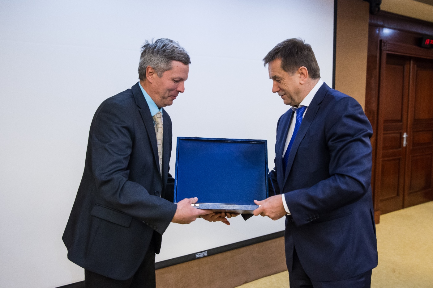 Sergey Khomyakov (rechts) gratulierte Alexander Kusboshev, Leiter der Abteilung Betriebssicherheit und Ressourcen des Nördlichen Korridors der Filiale Uchta der OOO Gazprom VNIIGAZ, zur Preisverleihung