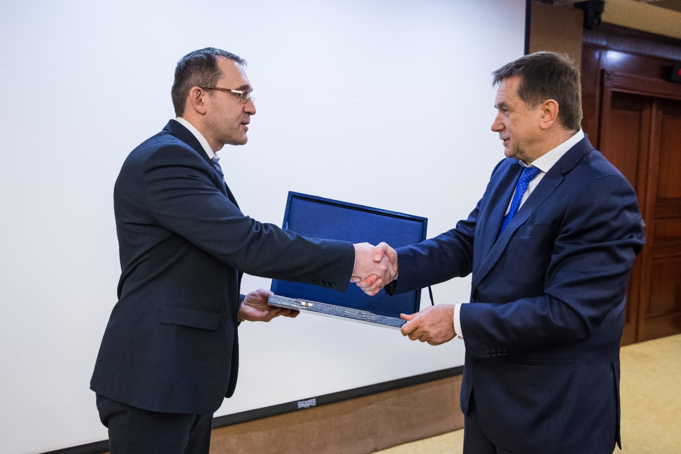 Sergey Khomyakov (rechts) gratulierte Ruslan Aginey, Stellvertreter des Generaldirektors für Forschung der OAO Giprogaztsentr, zur Preisverleihung