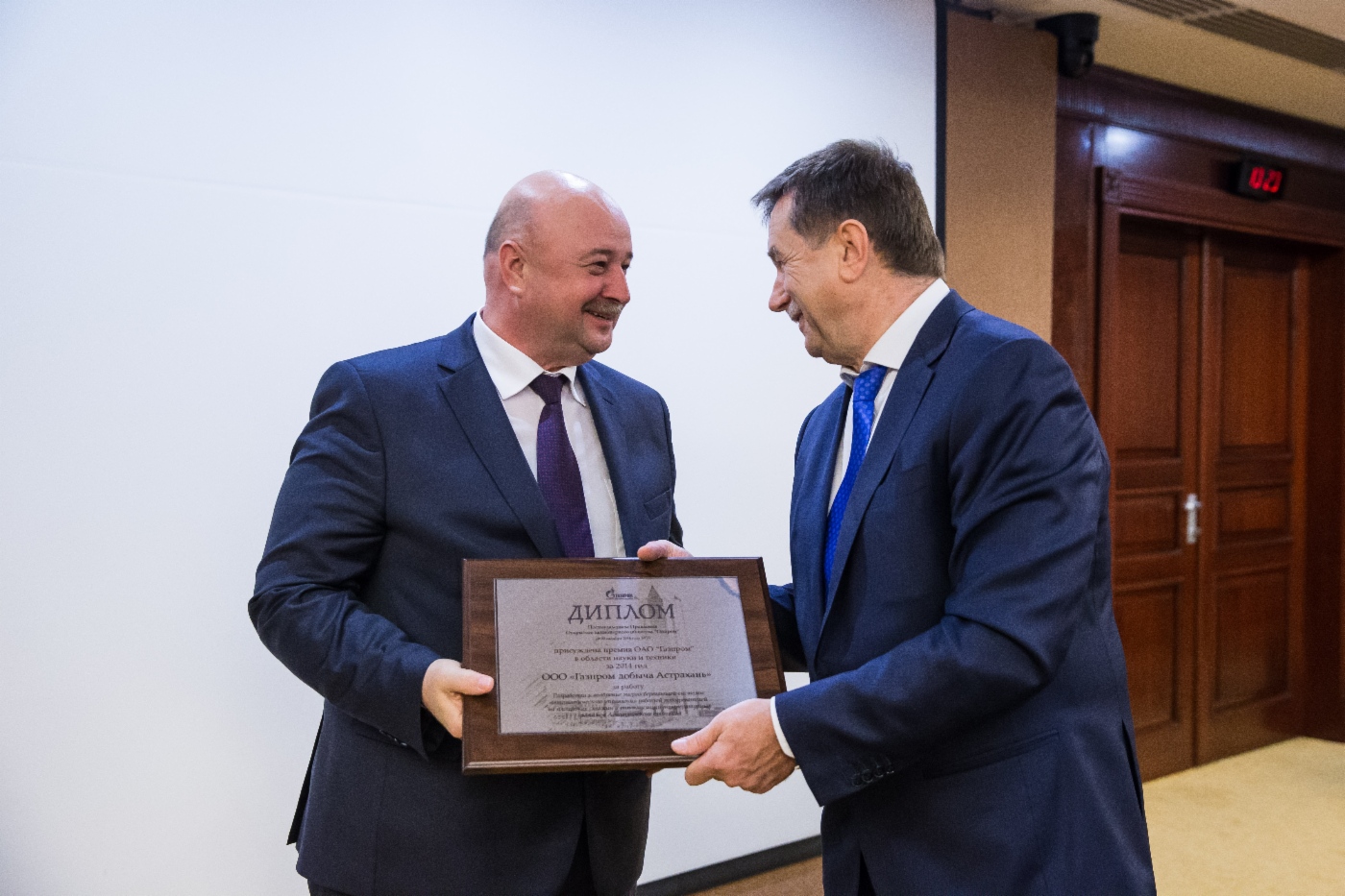 Sergey Khomyakov (rechts) gratulierte Sergey Mikhailenko, Generaldirektor der OOO Gazprom Dobycha Astrakhan, zur Preisverleihung