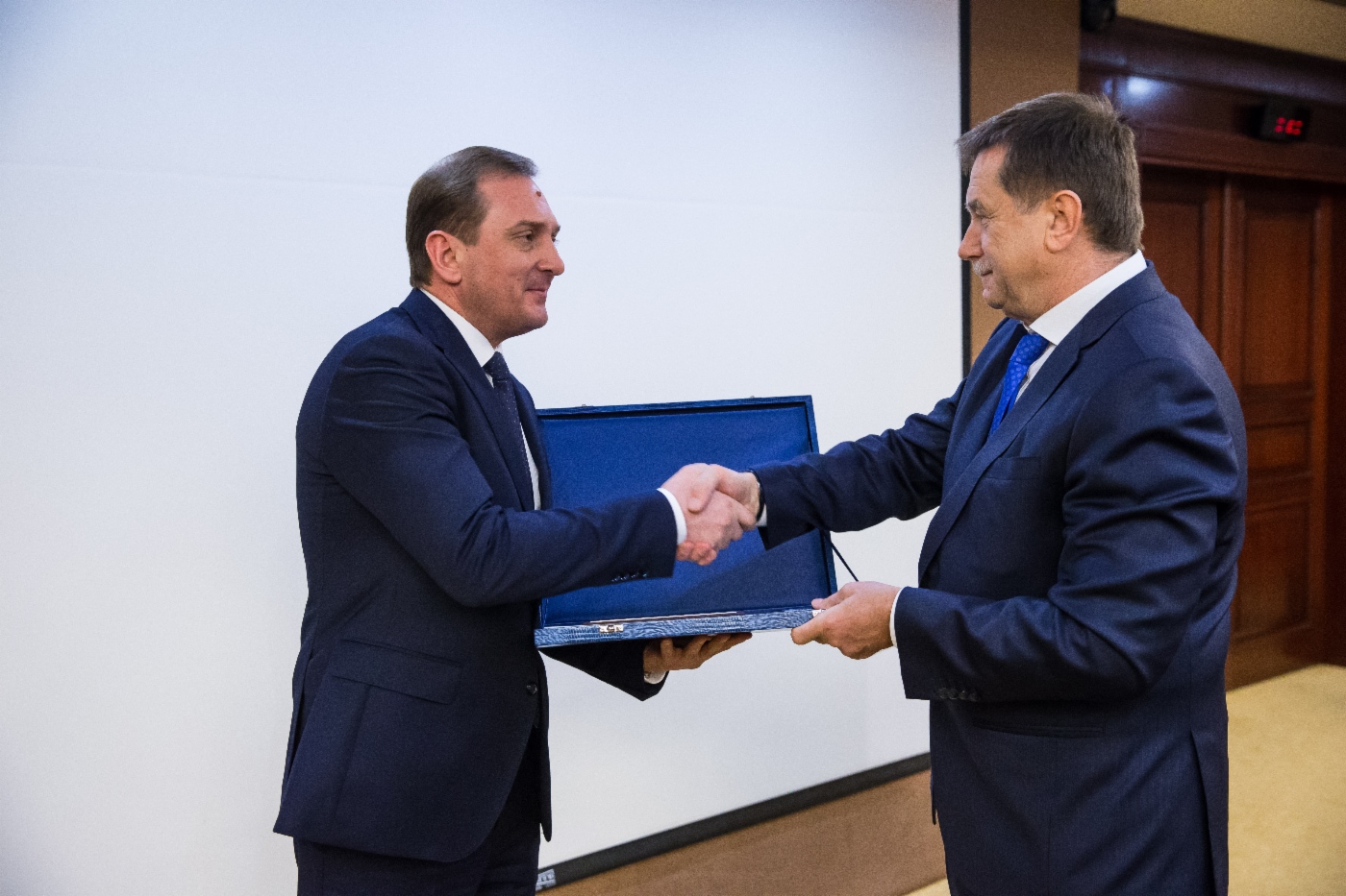 Sergey Khomyakov (rechts) gratulierte Andrey Ekotov, Leiter der Gasfeld-Verwaltung der OOO Gazprom Dobycha Astrakhan, als Leiter des Projekts Entwicklung und Implementierung eines energiesparenden Systems automatischer Steuerung der Erhitzer auf Bohrplätzen und Temperaturoptimierung auf dem Astrachan-Feld zur Preisverleihung