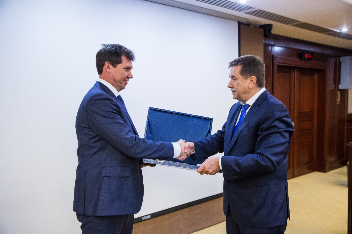 Sergey Khomyakov (rechts) gratulierte Dmitry Avyazov, Chefdispatcher und Leiter des Produktions- und Dispatcherdienstes der OAO Gazprom Dobycha Astrakhan, zur Preisverleihung