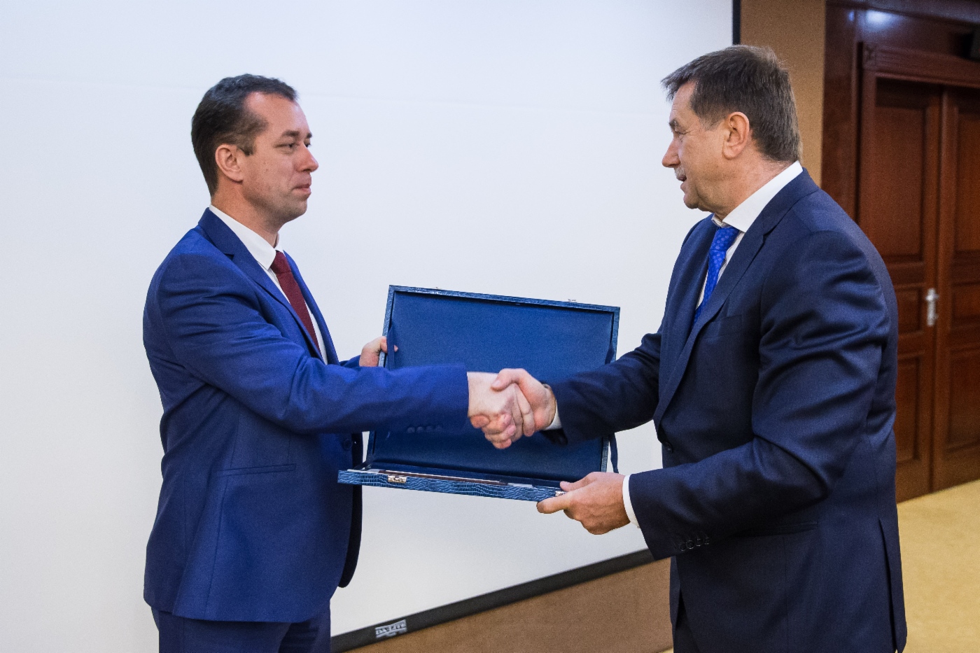 Sergey Khomyakov (rechts) gratulierte Alexander Andreev, Abschnittsleiter des Bereichs Automation, Telemechanik und Metrologie der Gasfeld-Verwaltung der OOO Gazprom Dobycha Astrakhan, zur Preisverleihung