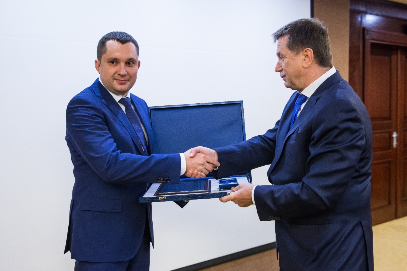 Sergey Khomyakov (rechts) gratulierte Vyacheslav Vasilyev, Leiter der Produktionsabteilung Gas- und Gaskondensatförderung der OOO Gazprom Dobycha Astrakhan, zur Preisverleihung
