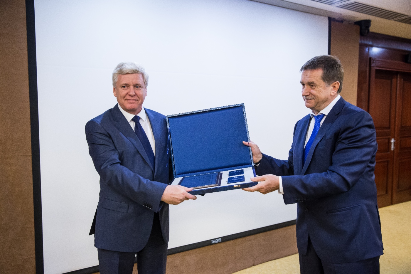 Sergey Khomyakov (rechts) gratulierte Pavel Zamoskovin, zur Zeit der Arbeit am Projekt Abschnittsleiter der Gasfeld-Verwaltung der OOO Gazprom Dobycha Astrakhan, zur Preisverleihung