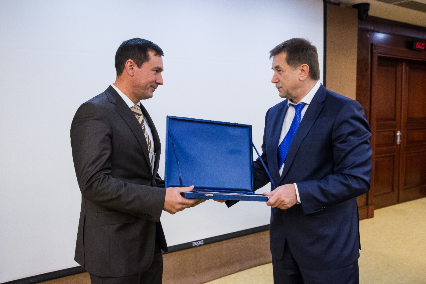 Sergey Khomyakov (rechts) gratulierte Vladimir Koshakin, Chef-Gerätewart und Leiter der Produktionsabteilung Automation, Metrologie und Kommunikation der OOO Gazprom Dobycha Astrakhan, zur Preisverleihung