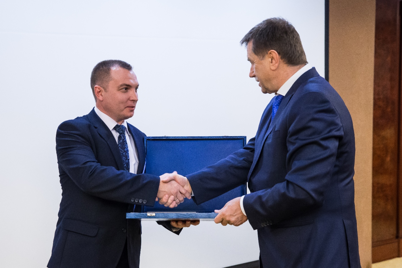 Sergey Khomyakov (rechts) gratulierte Vitaly Rodovanov, stellvertretender Leiter der Produktionsabteilung Automation, Metrologie und Kommunikation der OOO Gazprom Dobycha Astrakhan, zur Preisverleihung