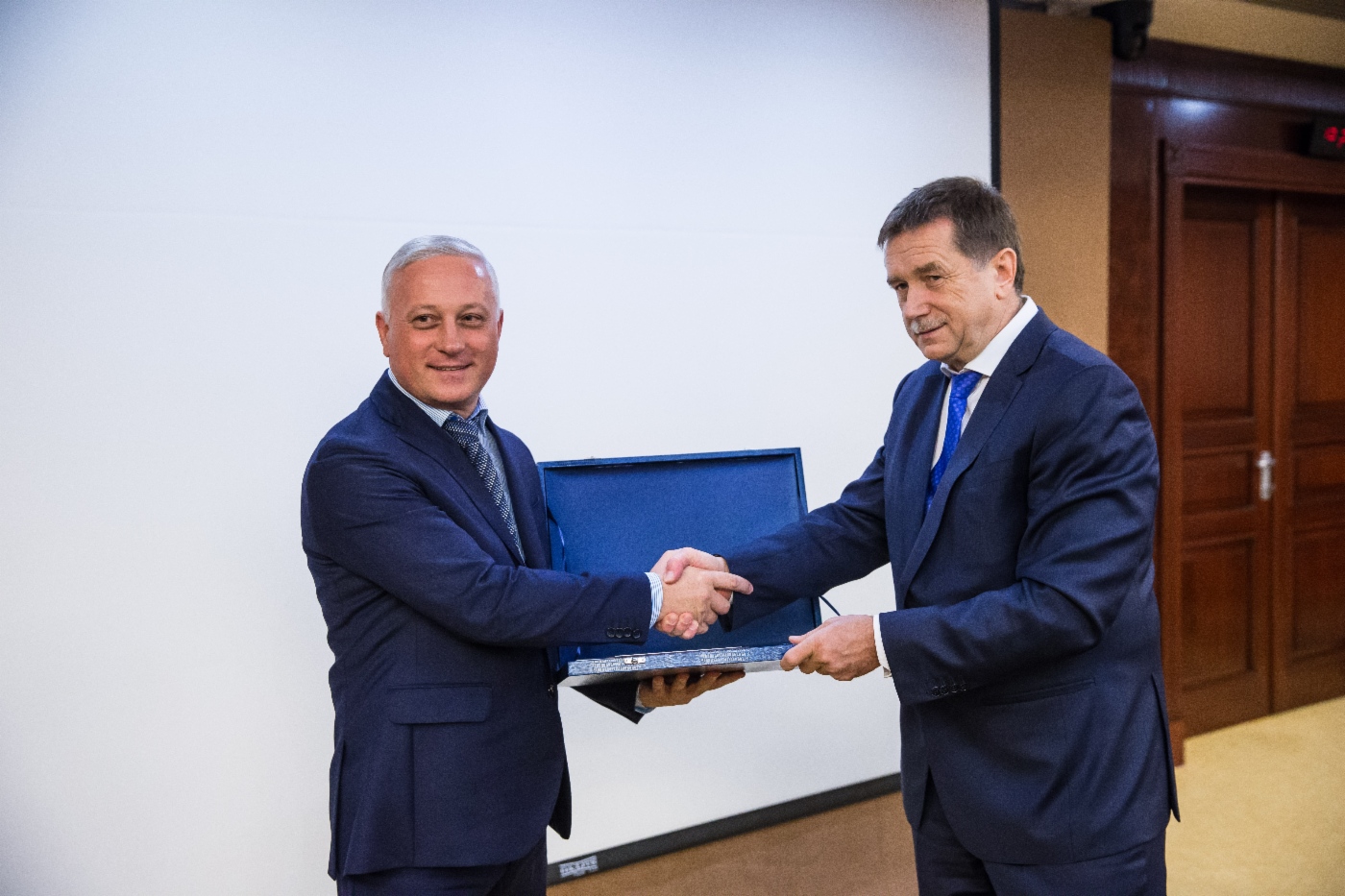 Sergey Khomyakov (rechts) gratulierte Anatoly Sviridov, Chef-Gerätewart und Leiter des Bereichs Automation, Telemechanik und Metrologie der Gasfeldverwaltung der OOO Gazprom Dobycha Astrakhan, zur Preisverleihung