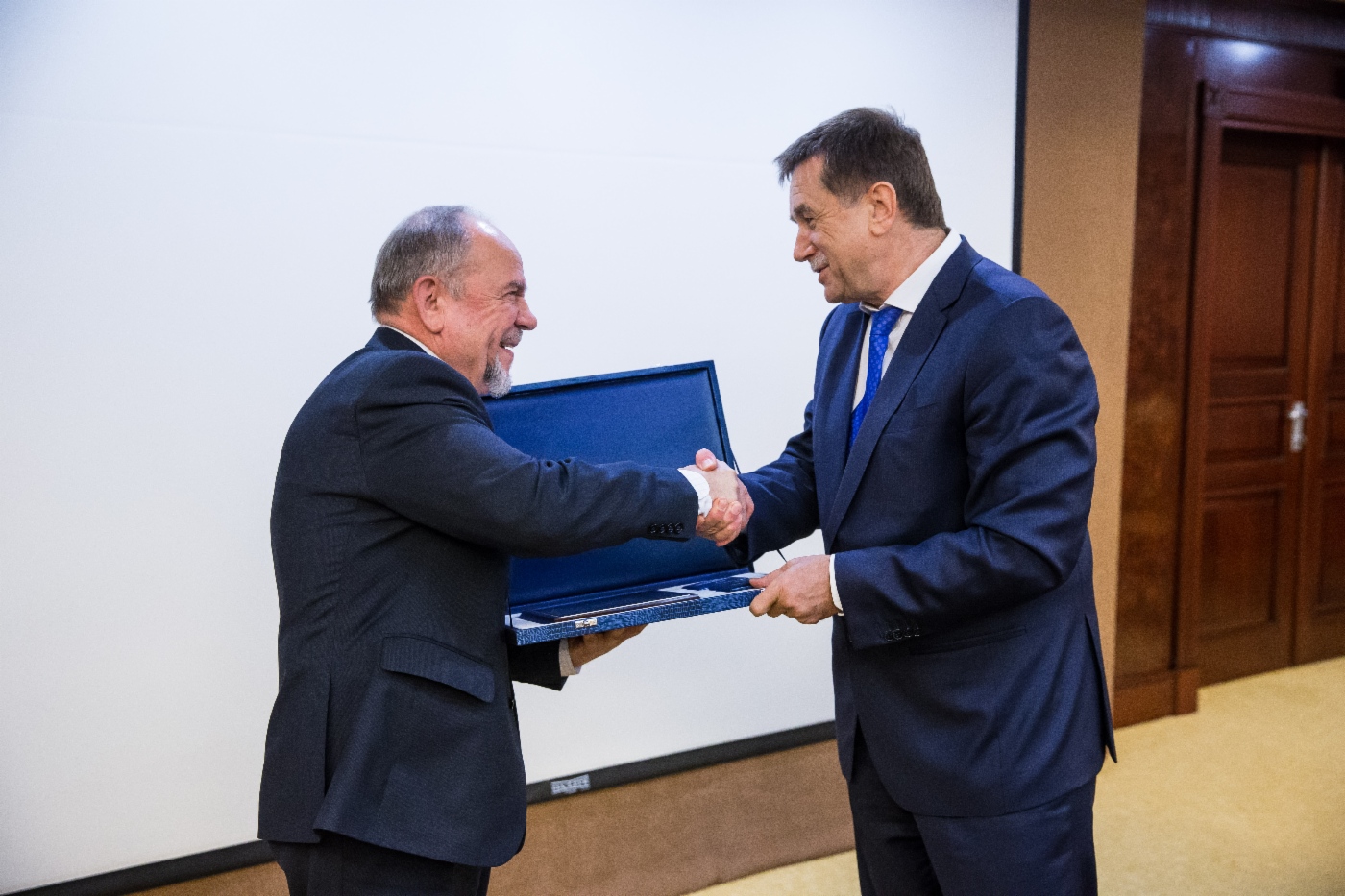 Sergey Khomyakov (rechts) gratulierte Boris Posyagin, Leiter des Zentralen Departments Produktion und Dispatcherdienst der OAO Gazprom, zur Preisverleihung