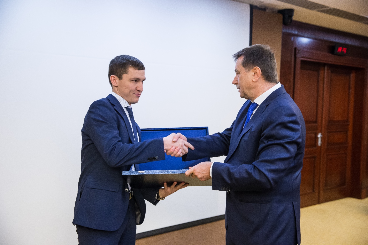 Sergey Khomyakov (rechts) gratulierte Alexander Solomakhin, stellvertretender Leiter der Abteilung Sonden-Ausbeutung, Diagnostizierung und Reparatur von Förderobjekten des Departments Erdgas-, Gaskondensat- und Erdölförderung der OAO Gazprom, zur Preisverleihung
