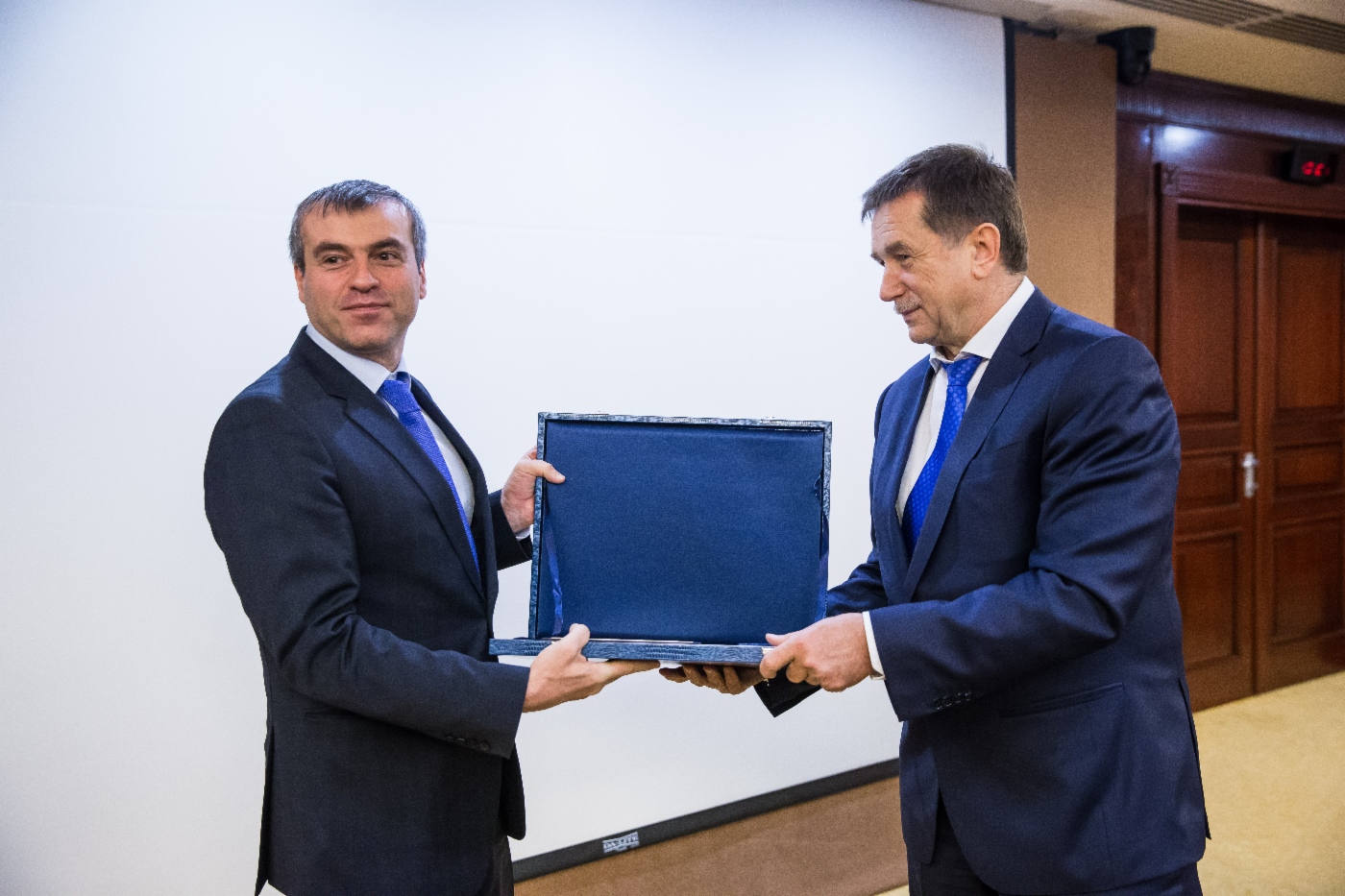 Sergey Khomyakov (rechts) gratulierte Karen Oganyan, Leiter des Departments Steuerpolitik der OAO Gazprom als Leiter der Studie Methodologie der Harmonisierung der Besteuerung in der Gasindustrie zur Preisverleihung