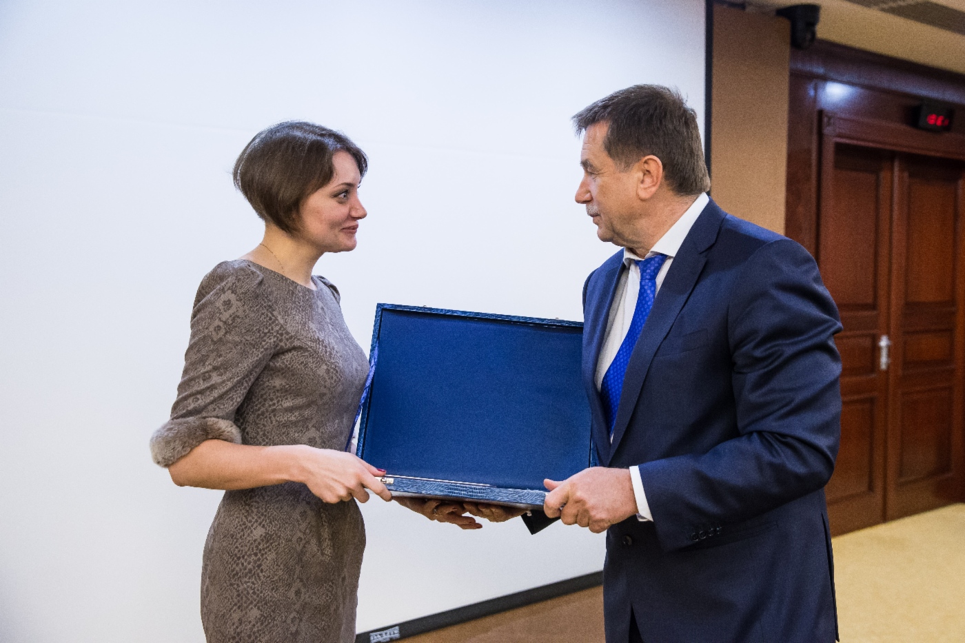 Sergey Khomyakov (rechts) gratulierte Olga Kirichenko, Leiterin der Abteilung Methodologie der Vermögensverwaltung der OOO NIIgazeconomika, zur Preisverleihung