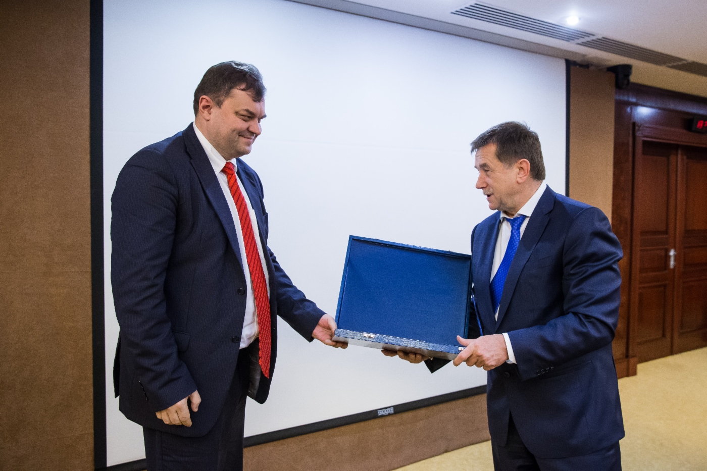 Sergey Khomyakov (rechts) gratulierte Alexey Komzolov, Stellvertreter des Generaldirektors für Forschung der OOO NIIgazeconomika, zur Preisverleihung
