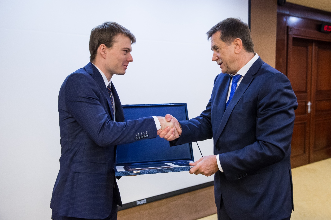 Sergey Khomyakov (rechts) gratulierte Artem Kurnosenko, stellvertretender Leiter der Abteilung Methodologie der Vermögensverwaltung der OOO NIIgazeconomika, zur Preisverleihung