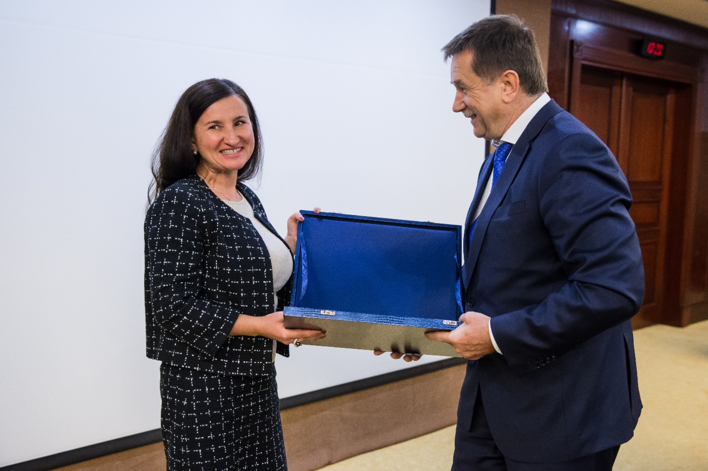 Sergey Khomyakov (rechts) gratulierte Nadiya Ziatdinova, stellvertretende Leiterin des Departments Steuerpolitik und Leiterin der Verwaltung Steuerplanung und Steuerkontrolle der Preise der OAO Gazprom, zur Preisverleihung