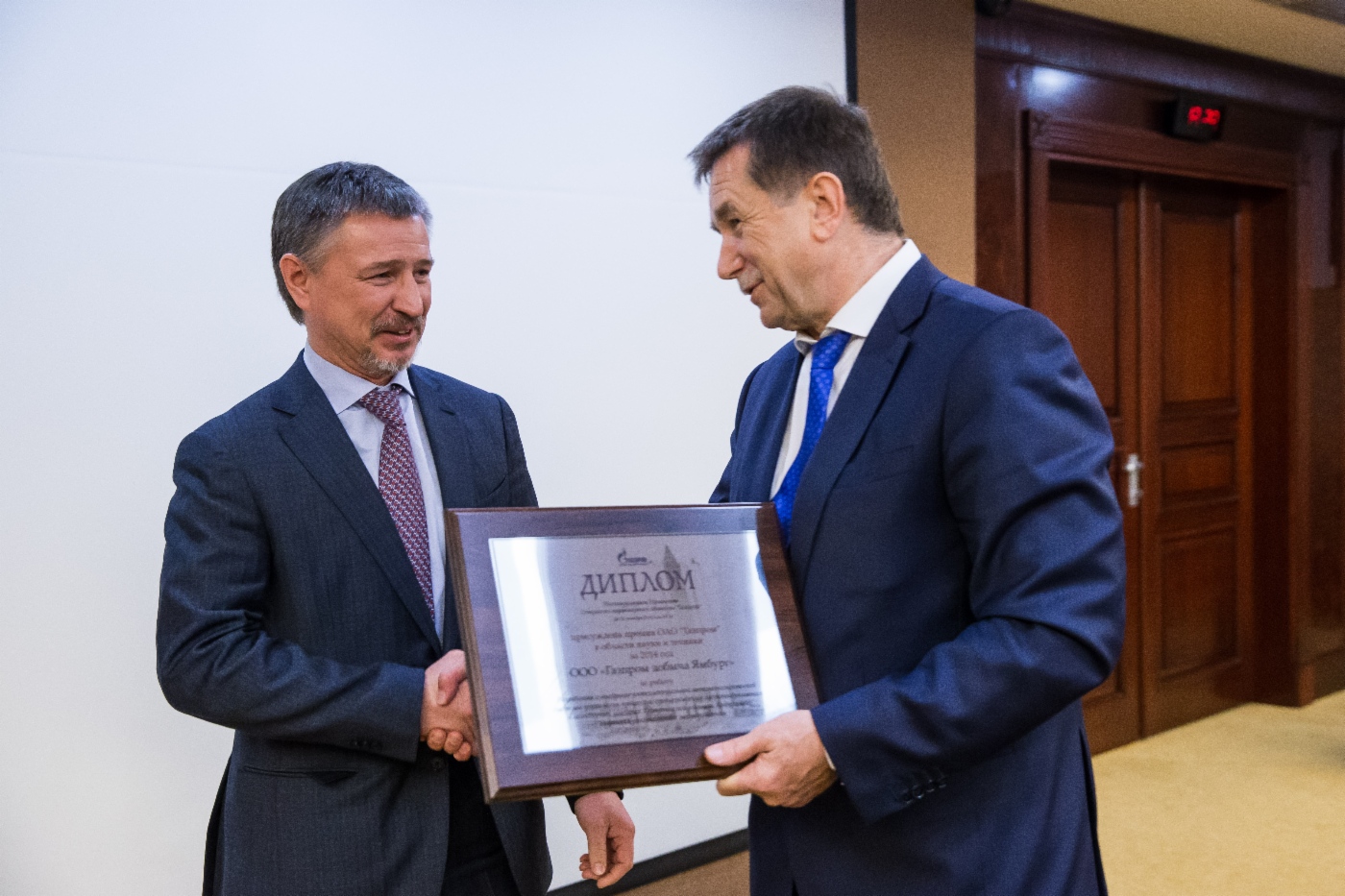 Sergey Khomyakov (rechts) gratulierte Oleg Andreev, Generaldirektor der OOO Gazprom Dobycha Yamburg, zur Preisverleihung