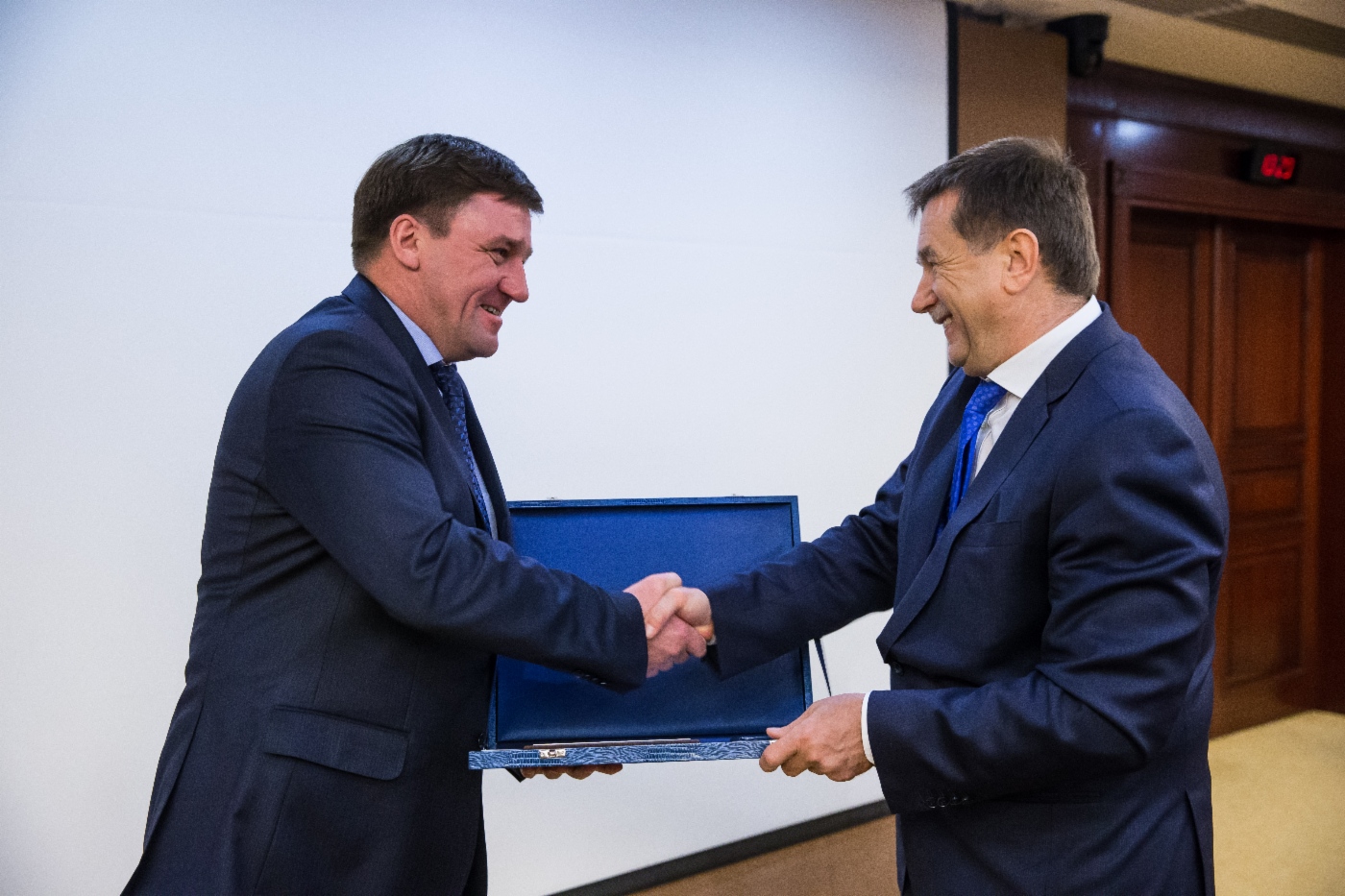 Sergey Khomyakov (rechts) gratulierte Oleg Arno, Chefingenieur und erster Stellvertreter des Generaldirektors der OOO Gazprom Dobycha Yamburg, als Leiter des Projekts Entwicklung und Implementierung eines intellektuellen automatisierten Systems zur Steuerung des Prozesses der Verhinderung von Hydratbildung in Gassammelleitungen des Charwutinskaja-Feldes des Gaskondensat-Vorkommens Jamburgskoje zur Preisverleihung