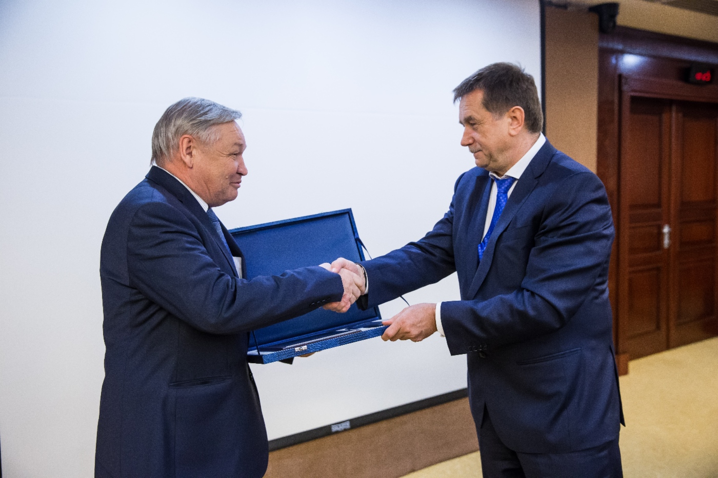 Sergey Khomyakov (rechts) gratulierte Bayazetdin Akhmetshin, Stellvertreter des Generaldirektors für Produktion der OOO Gazprom Dobycha Yamburg, zur Preisverleihung