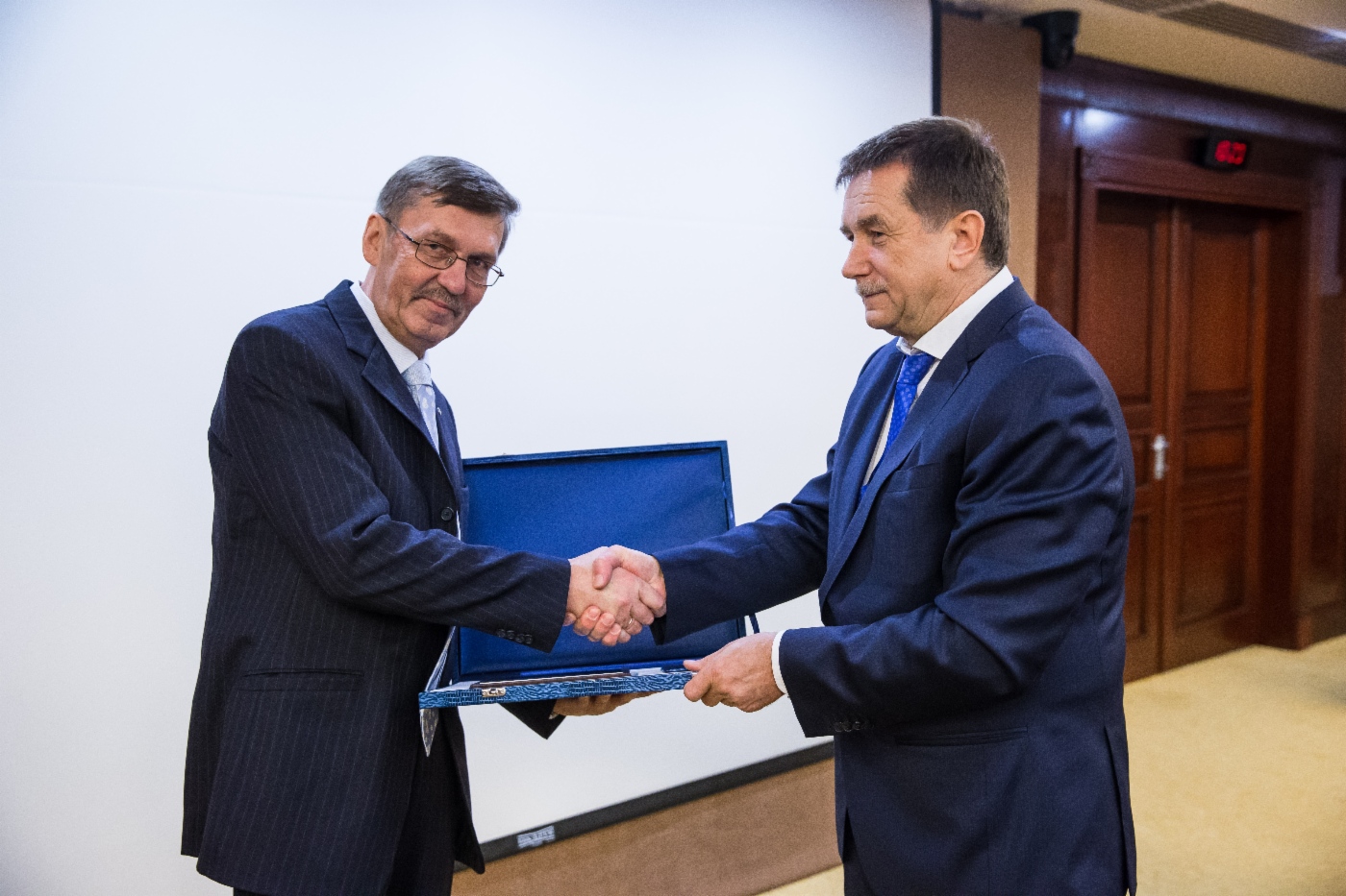 Sergey Khomyakov (rechts) gratulierte Gennady Wit, Chefingenieur der Verwaltung Automatisierung der OOO Gazprom Dobycha Yamburg, zur Preisverleihung