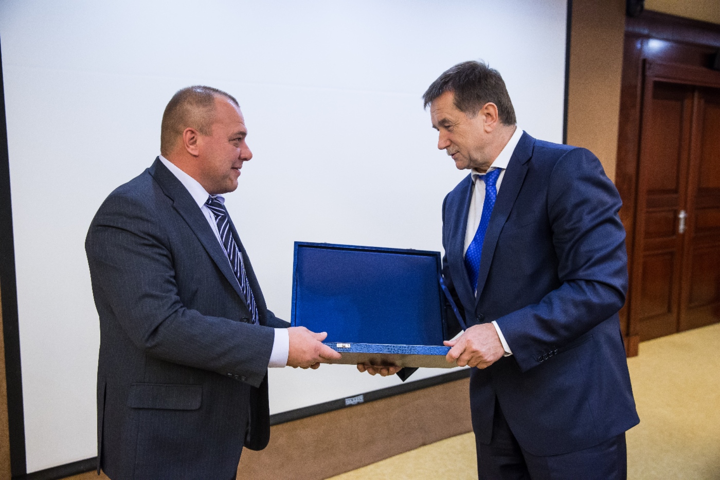 Sergey Khomyakov (rechts) gratulierte Alexander Dyakonov, Leiter der Gasfeld-Verwaltung der OOO Gazprom Dobycha Yamburg, zur Preisverleihung